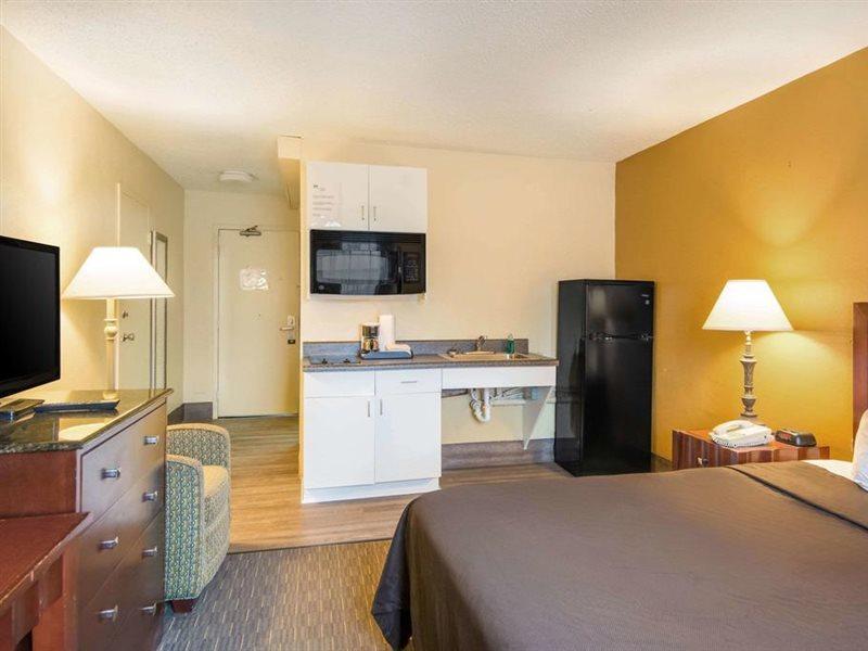 Suburban Studios Chester I-95 Ngoại thất bức ảnh