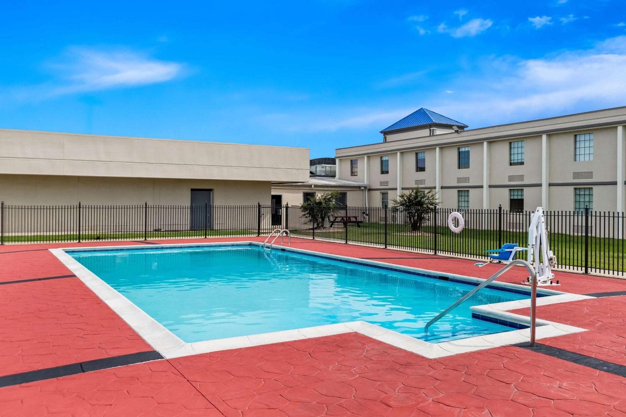 Suburban Studios Chester I-95 Ngoại thất bức ảnh